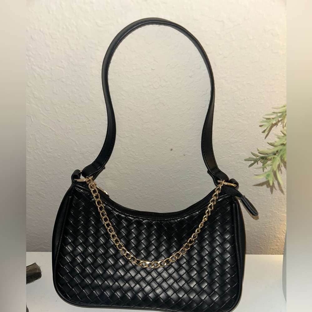 Elegant Black Woven Handbag with Gold Chain